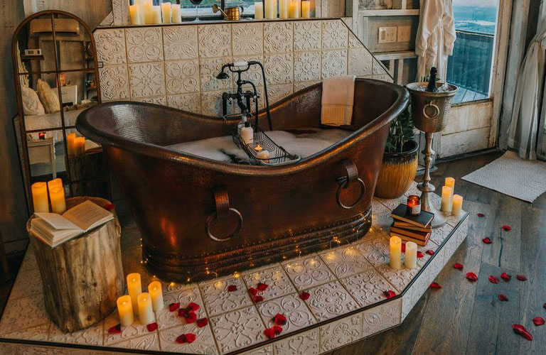 Warm bath in a copper tub at BOLT FARM Treehouse